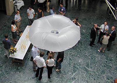 Der fliegende Donut beim Jungfernflug 2003